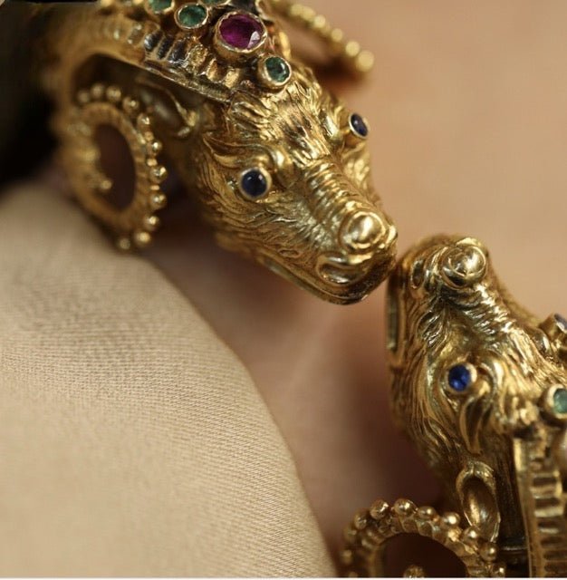 Zolotas bracelet jonc "Têtes de bélier" en or jaune 18K émeraudes, saphirs et rubis - Maison Eloe