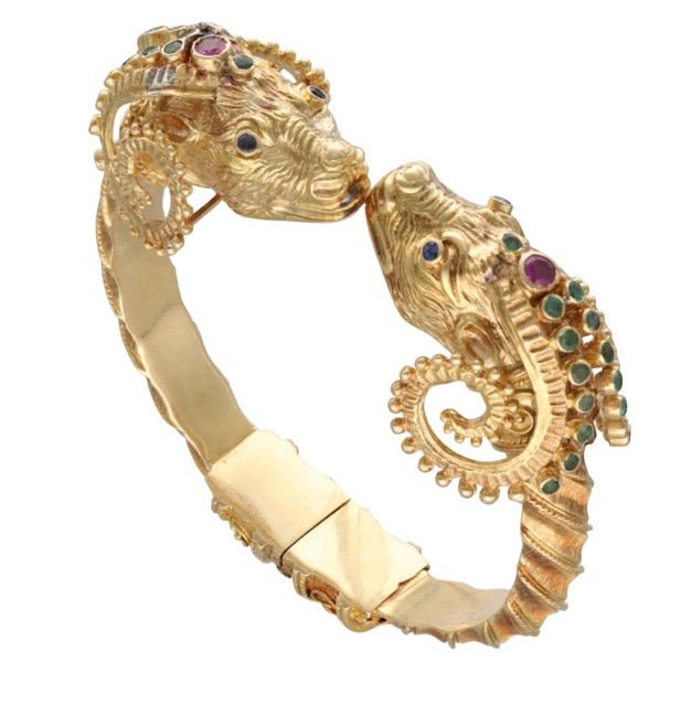 Zolotas bracelet jonc "Têtes de bélier" en or jaune 18K émeraudes, saphirs et rubis - Maison Eloe