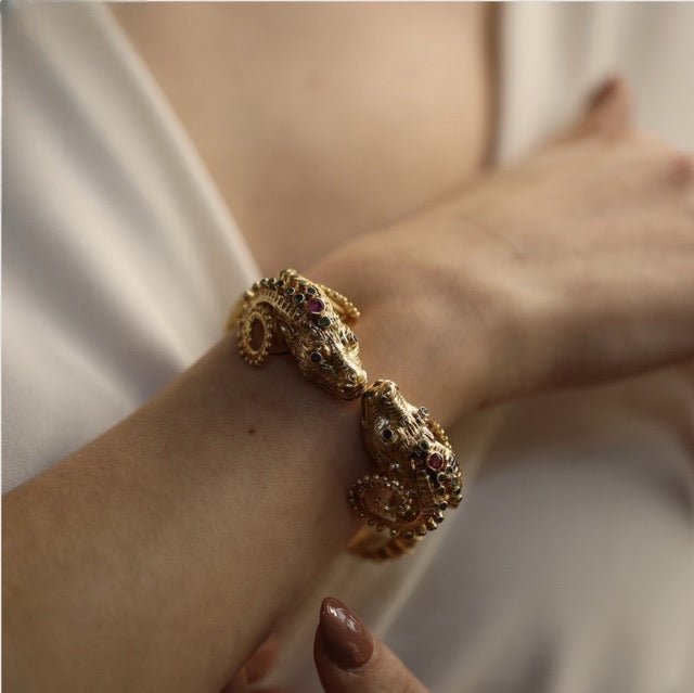 Zolotas bracelet jonc "Têtes de bélier" en or jaune 18K émeraudes, saphirs et rubis - Maison Eloe