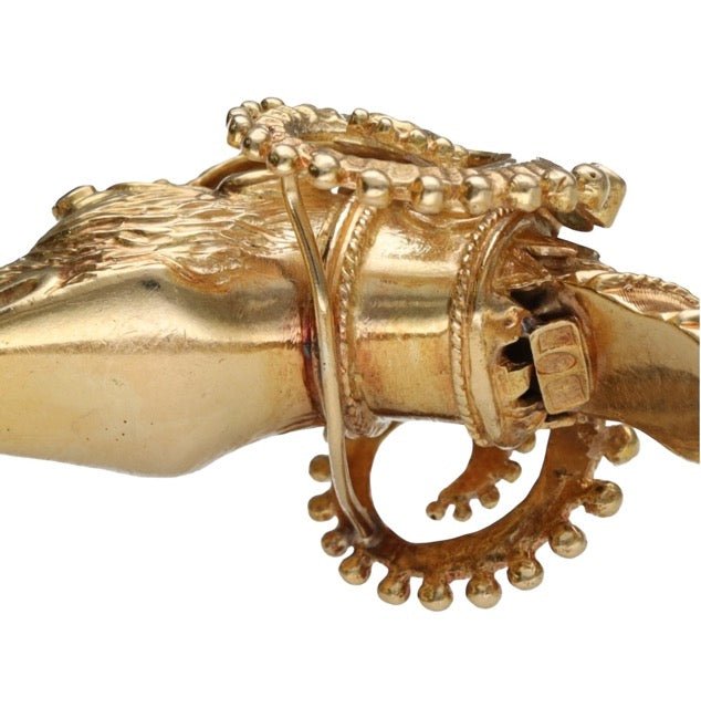 Zolotas bracelet jonc "Têtes de bélier" en or jaune 18K émeraudes, saphirs et rubis - Maison Eloe