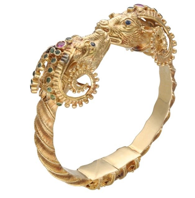 Zolotas bracelet jonc "Têtes de bélier" en or jaune 18K émeraudes, saphirs et rubis - Maison Eloe