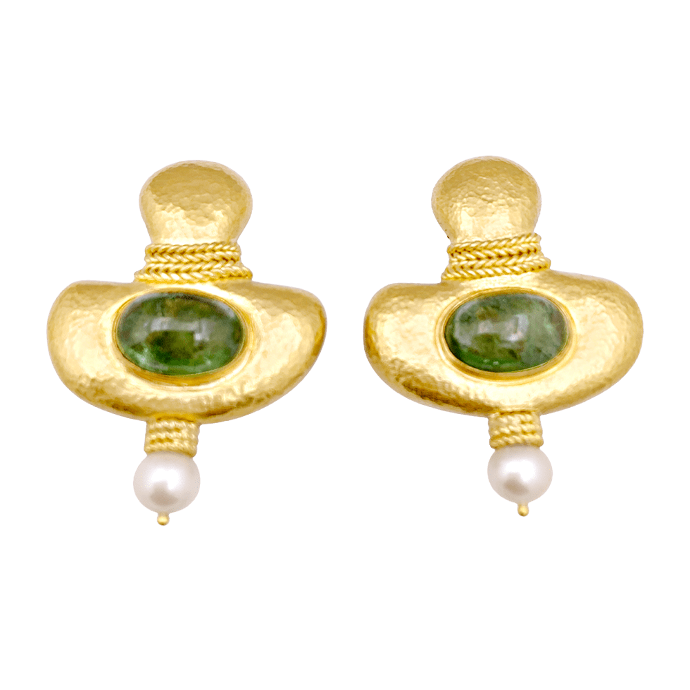 Boucles d'oreilles en or jaune 22kt martelé, tourmalines vertes et perles.