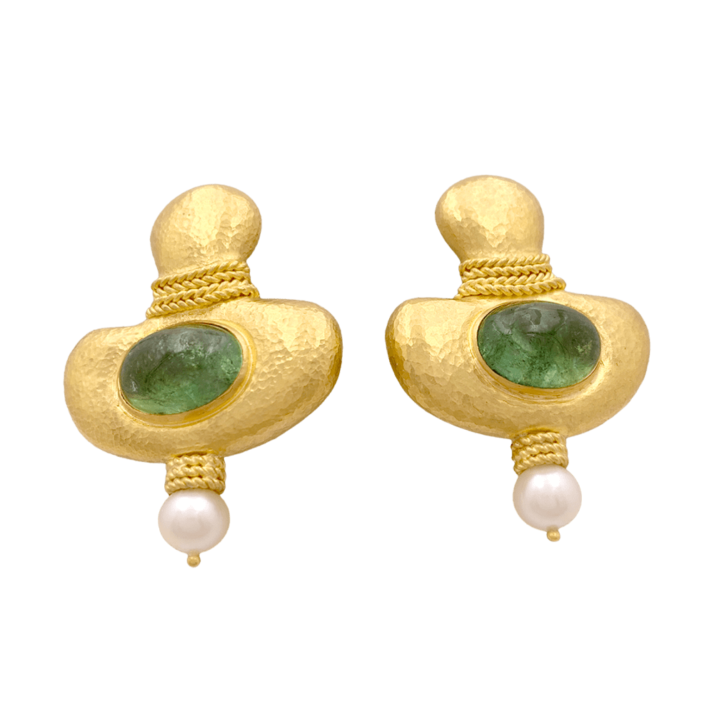 Boucles d'oreilles en or jaune 22kt martelé, tourmalines vertes et perles.