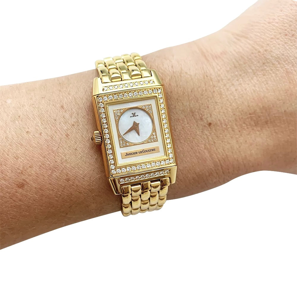Montre Jaeger Lecoultre "Reverso Duetto" en or jaune, nacre et diamants.