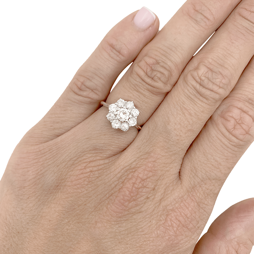 Bague fleur en or blanc et platine sertie de diamants.