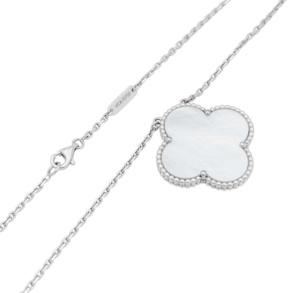 Collier Van Cleef & Arpels, "Magic Alhambra", or blanc, nacre.