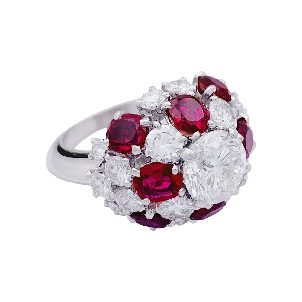 Bague platine, diamants, rubis.
