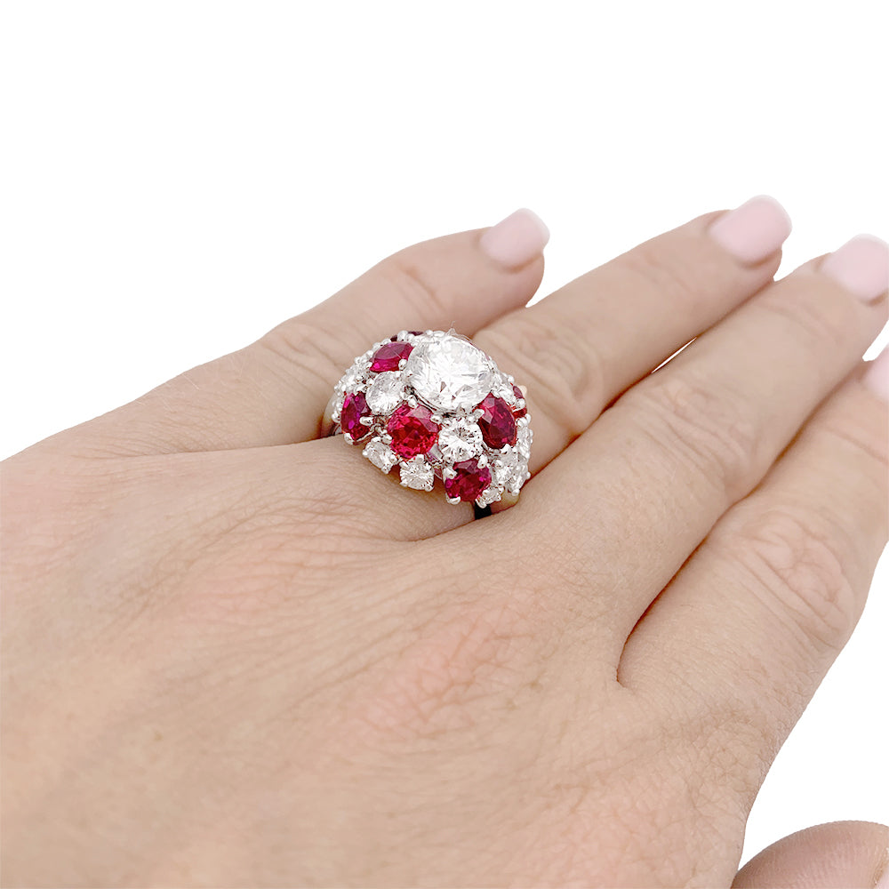 Bague platine, diamants, rubis.