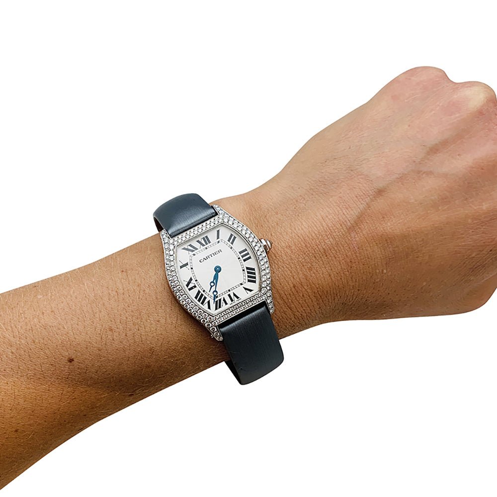 Montre Cartier modèle Tortue en or blanc et diamants sur satin - Maison Eloe