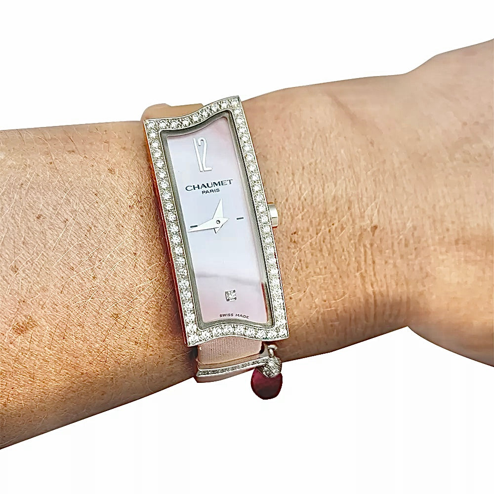 Montre Chaumet Frisson en or blanc, diamants et nacre rose - Maison Eloe