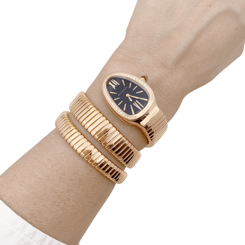Montre Bulgari, “Serpenti Tubogas”, or rose, diamants.
