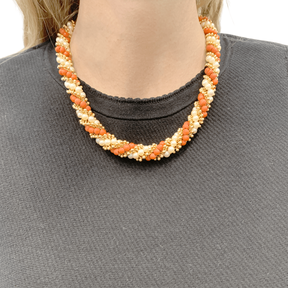 Collier-Sautoir Van Cleef & Arpels, "Twist", or jaune, corail, perles.