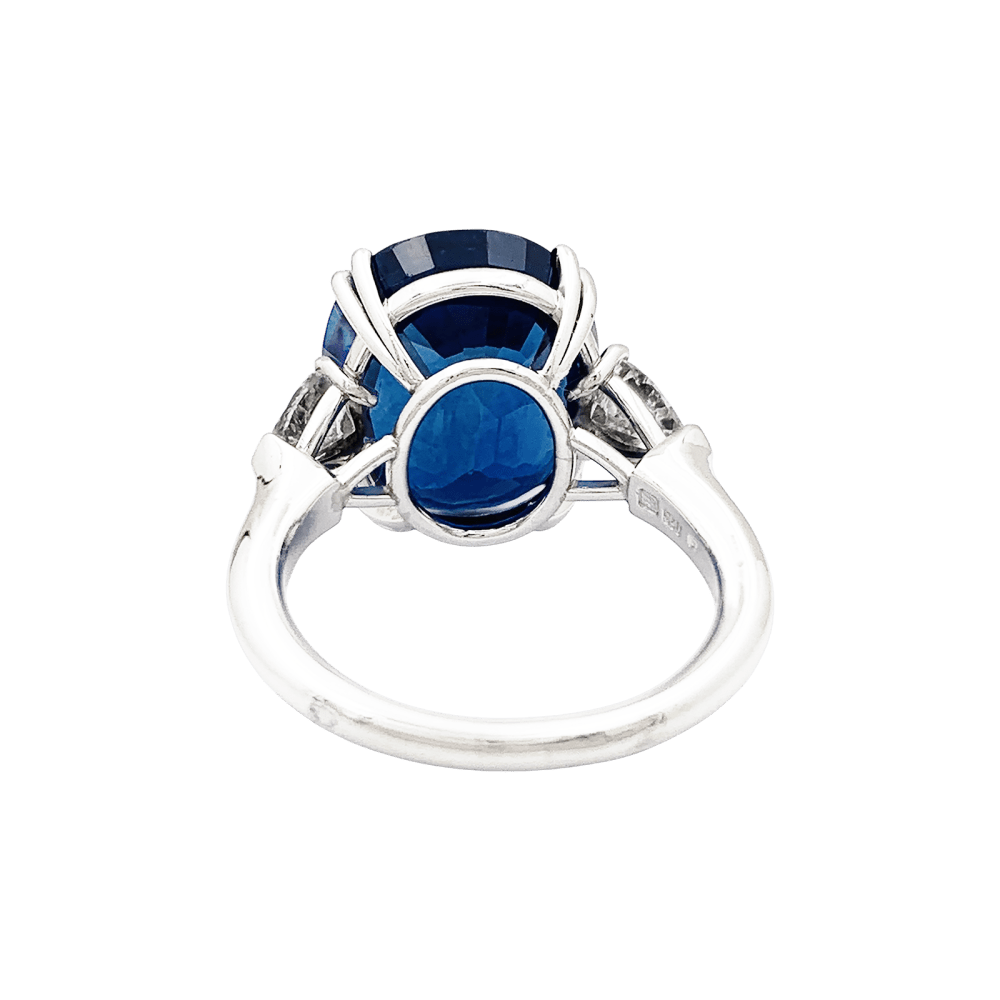 Bague Harry Winston, en platine sertie d'un saphir et diamants.