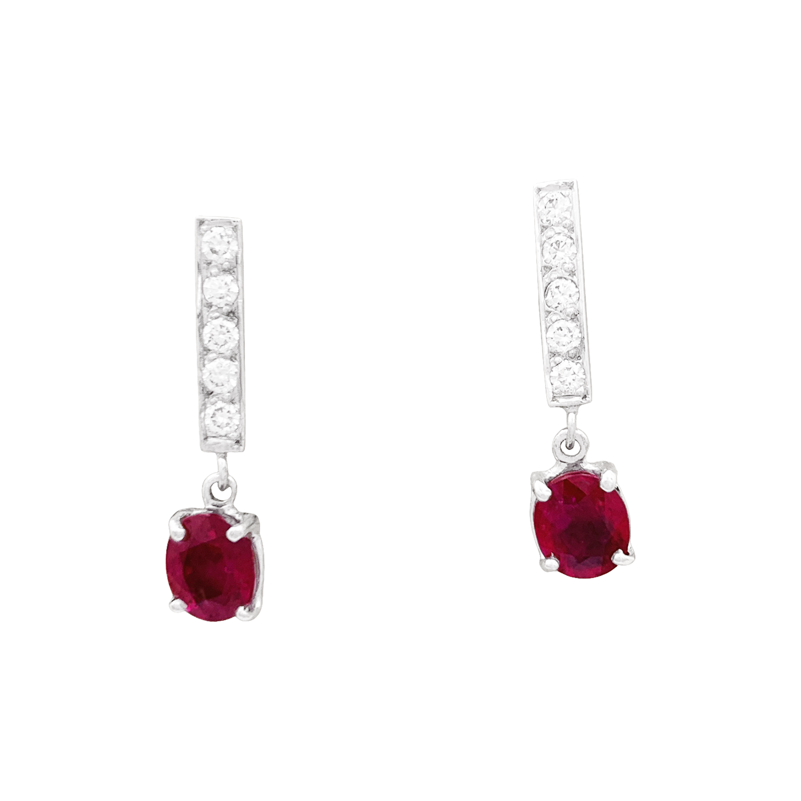 Pendants d'oreilles or blanc, diamants et rubis.