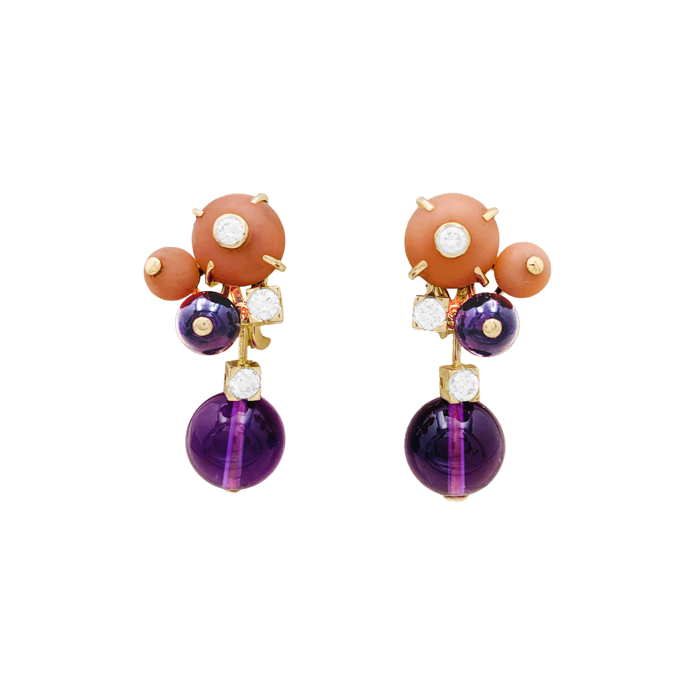 Boucles d'oreilles Cartier "Délices de Goa" en or rose, améthystes, diamants et corail.