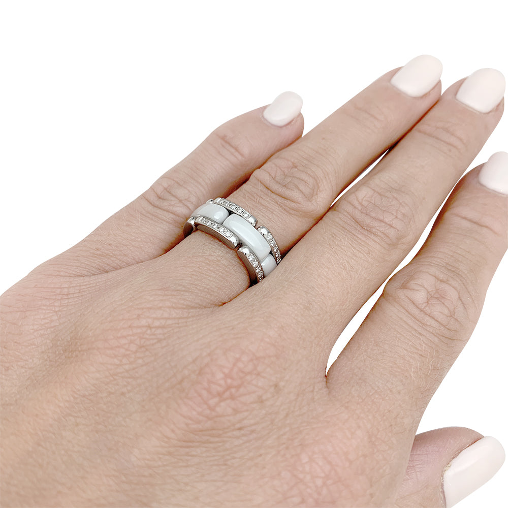 Bague Chanel, "Ultra", or blanc, céramique blanche, diamants.