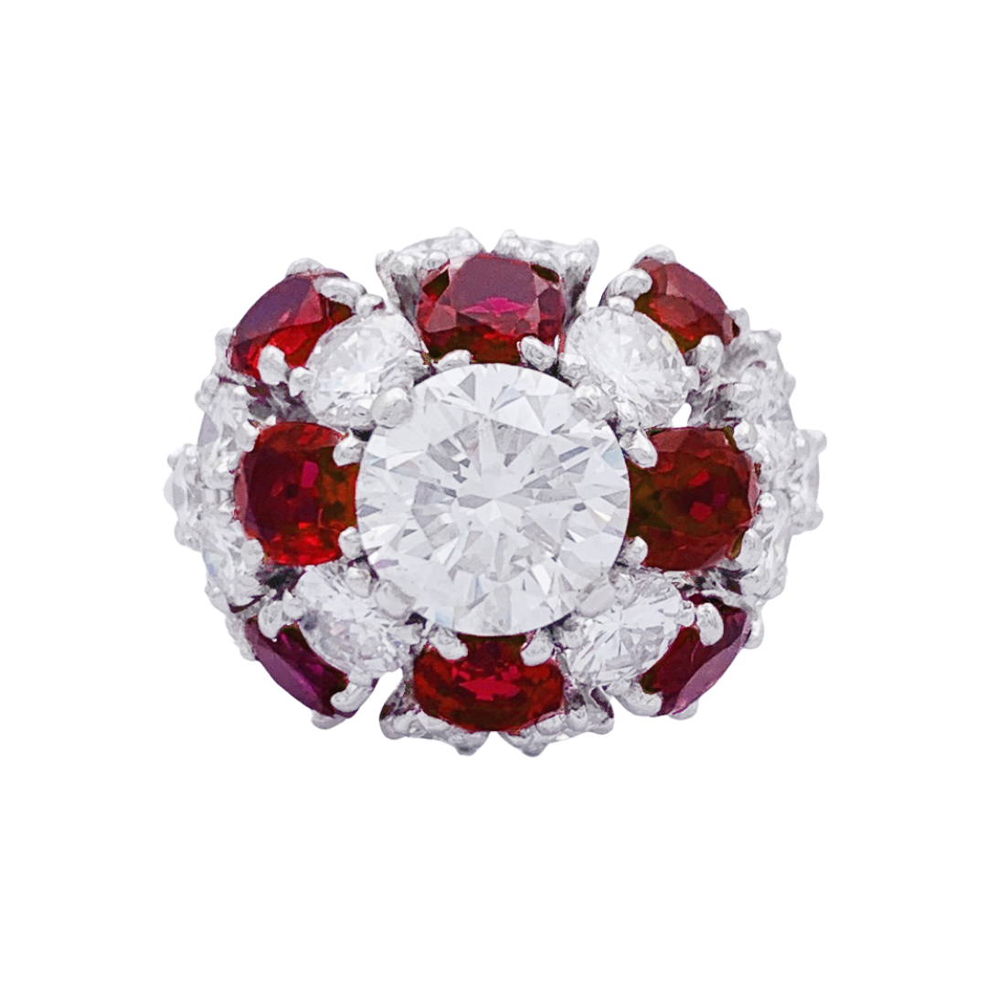 Bague platine, diamants, rubis.