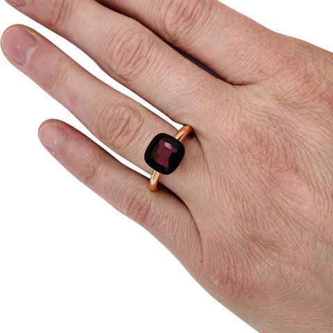 Pomellato ring, "Nudo Classic", two golds and garnet.