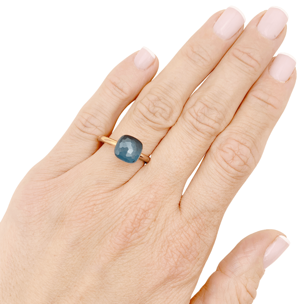 Bague Pomellato, « Nudo Petit», or blanc, or rose, topaze blue London.