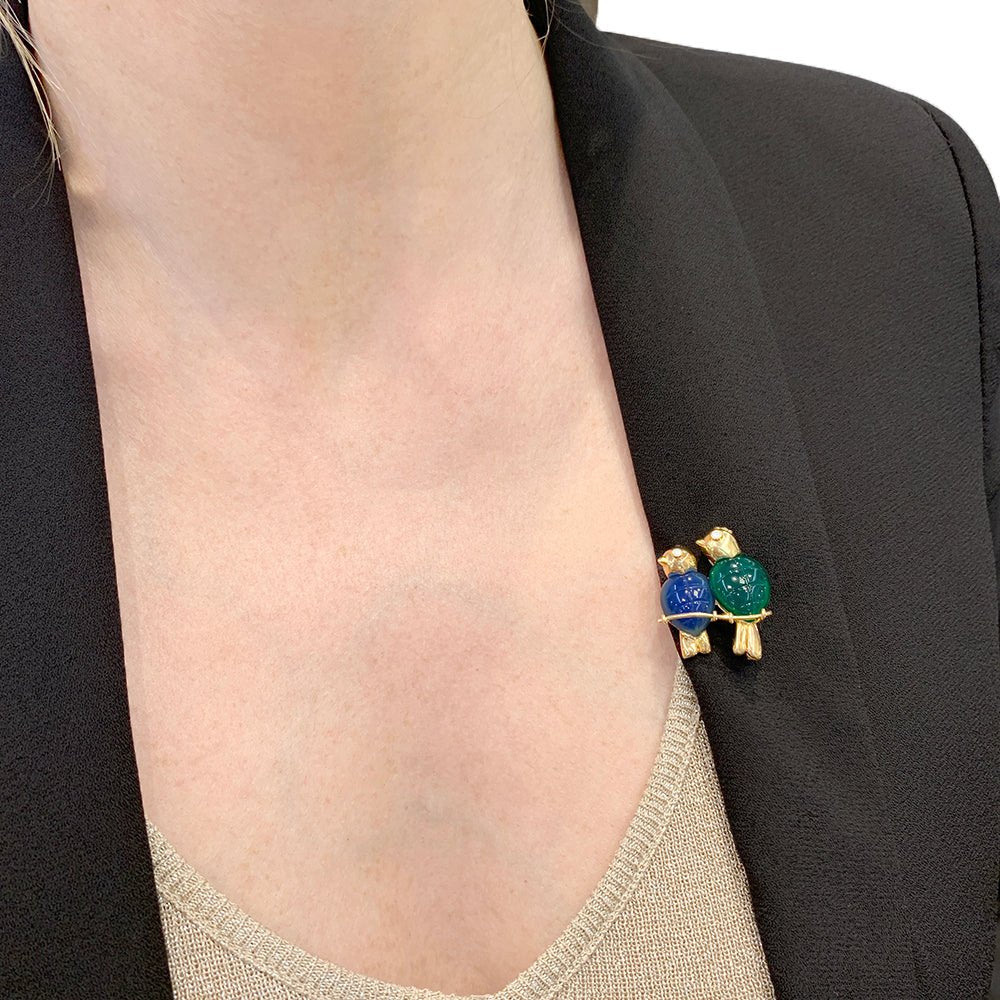 Broche Cartier "Inséparables" or jaune, diamants, pierres de couleur. - Maison Eloe