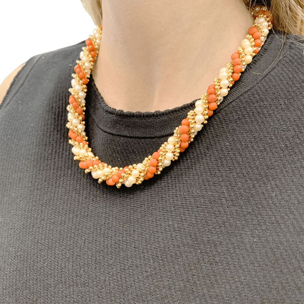 Collier-Sautoir Van Cleef & Arpels, "Twist", or jaune, corail, perles.