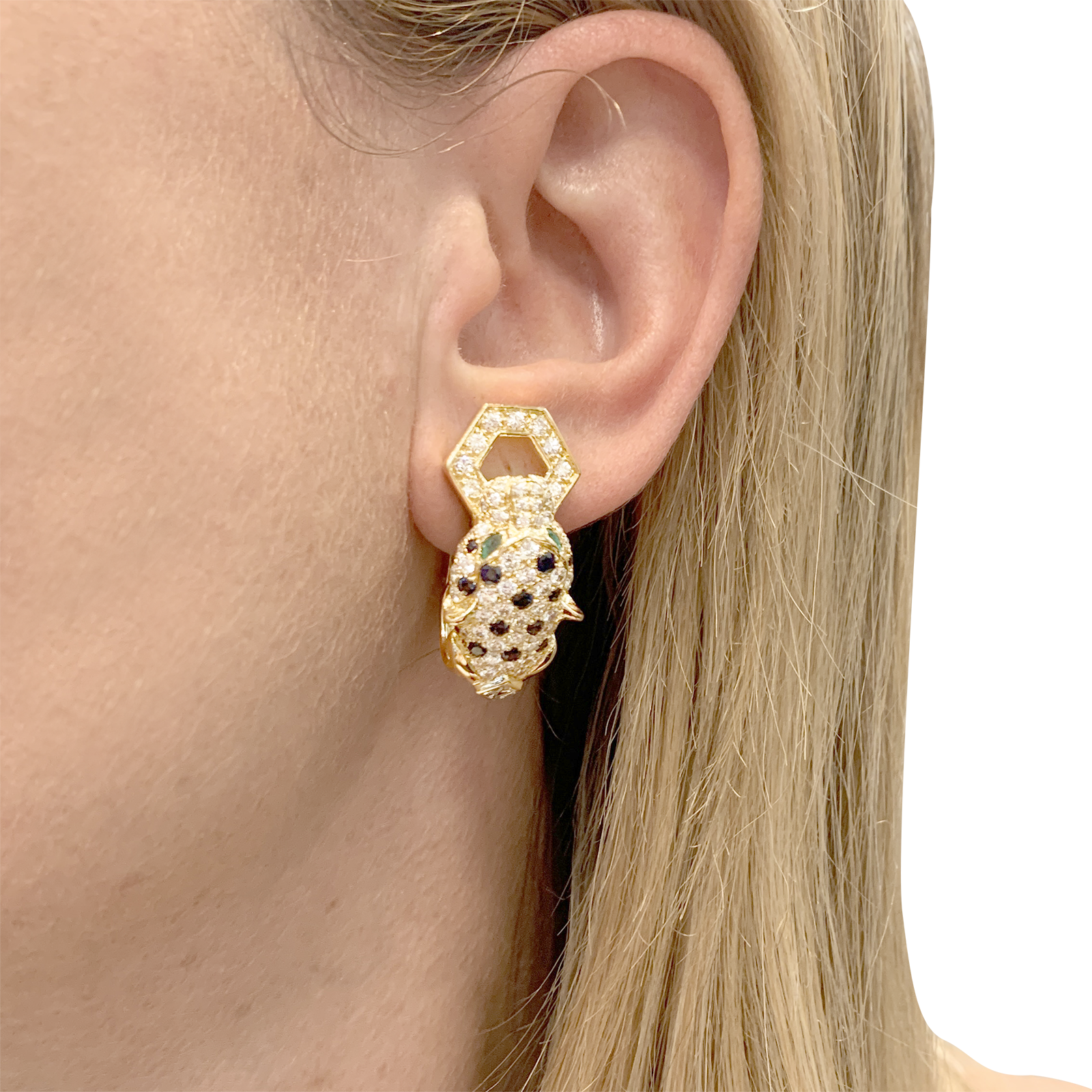 Clips d'oreilles O.J. PERRIN, or jaune, diamants, saphirs et émeraudes.