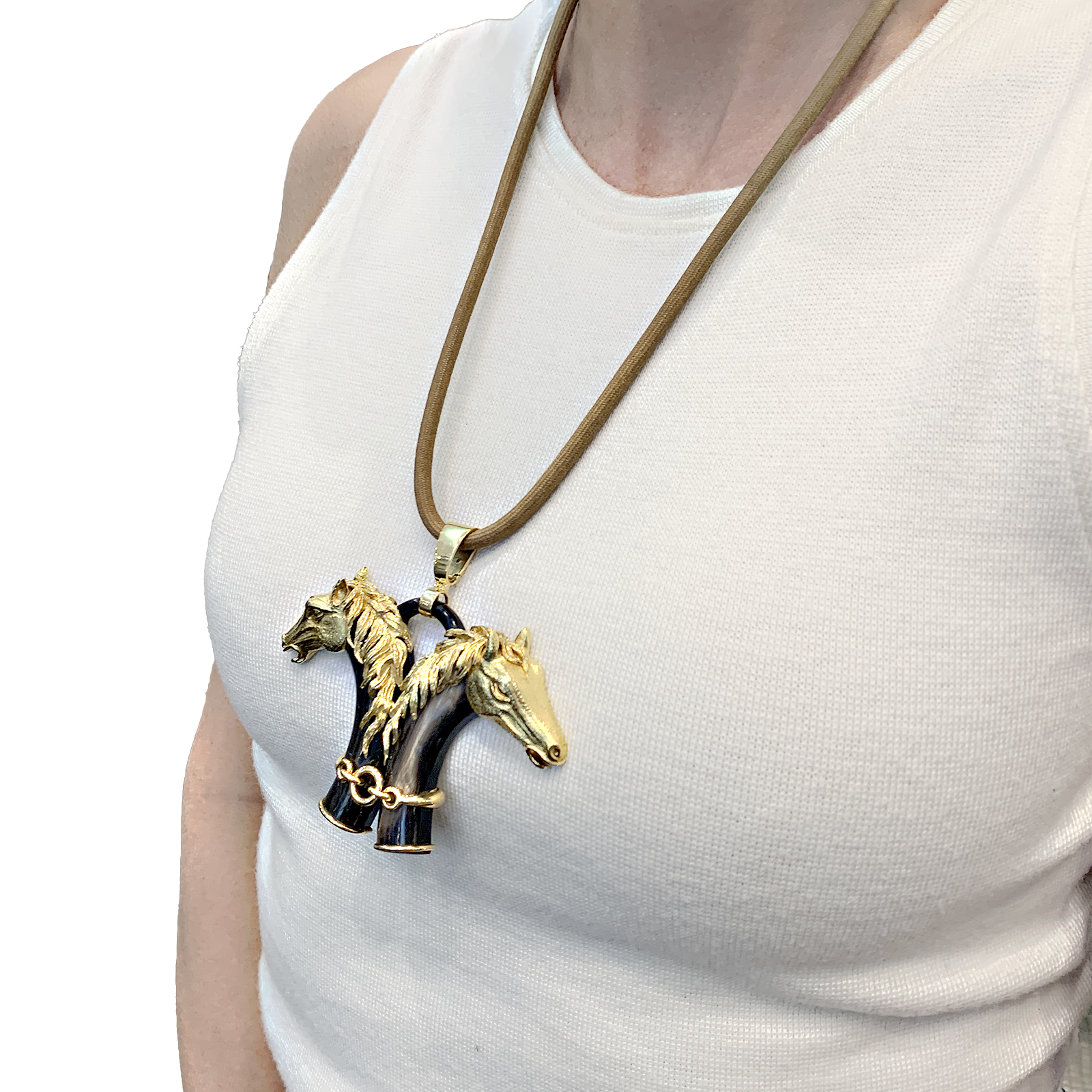 Pendentif FRED double tête de cheval en or jaune et corne.