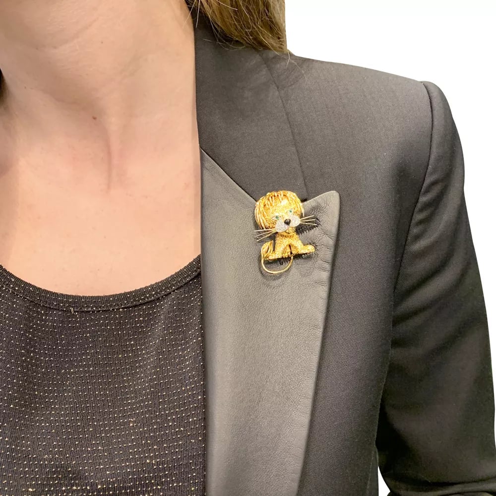 Clip Van Cleef & Arpels, "Lion Ebouriffé", or jaune, émeraude, diamants.