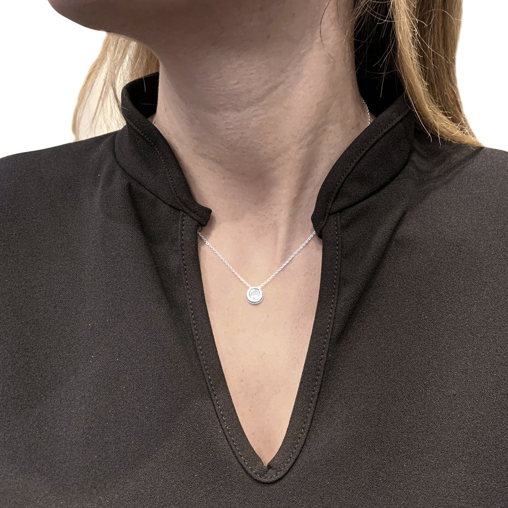 Chaîne et pendentif Chaumet modèle "Anneau" en or blanc, diamant.