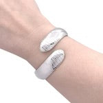 Bracelet Chaumet "Plume" or blanc.