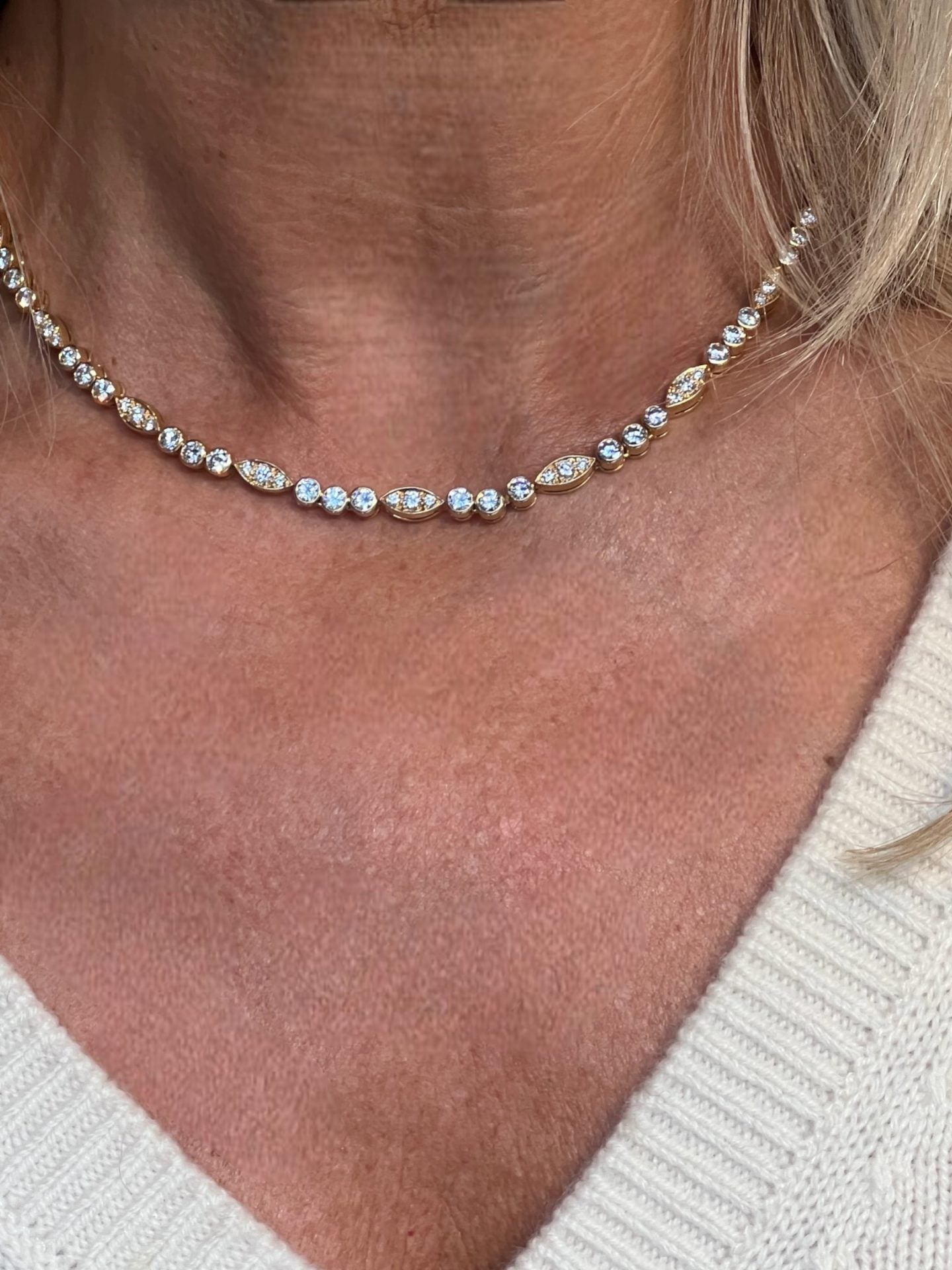 Cartier necklace in 18K yellow gold and diamonds.