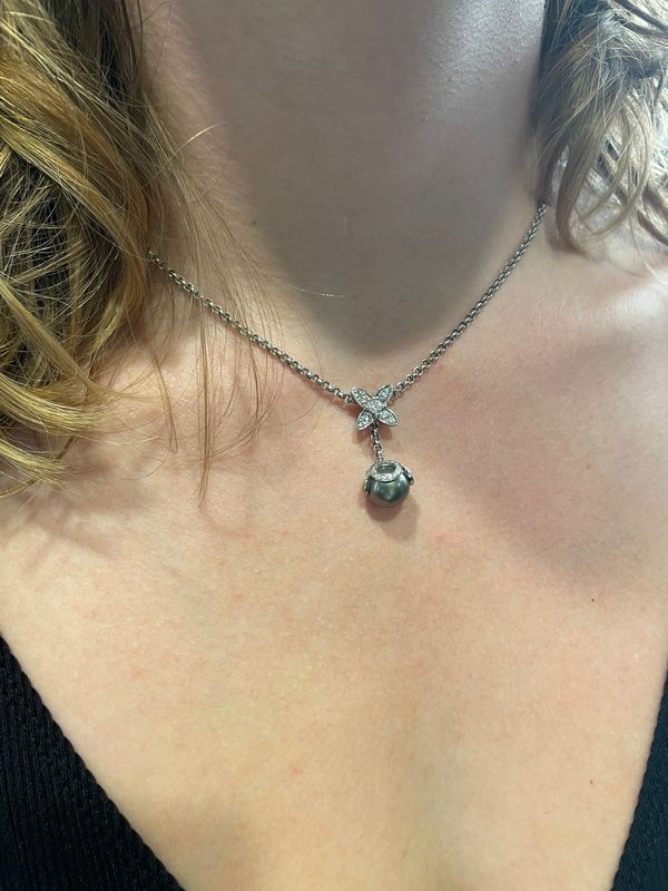 Vuitton, Collier Or blanc, Diamants et Perle de Tahiti