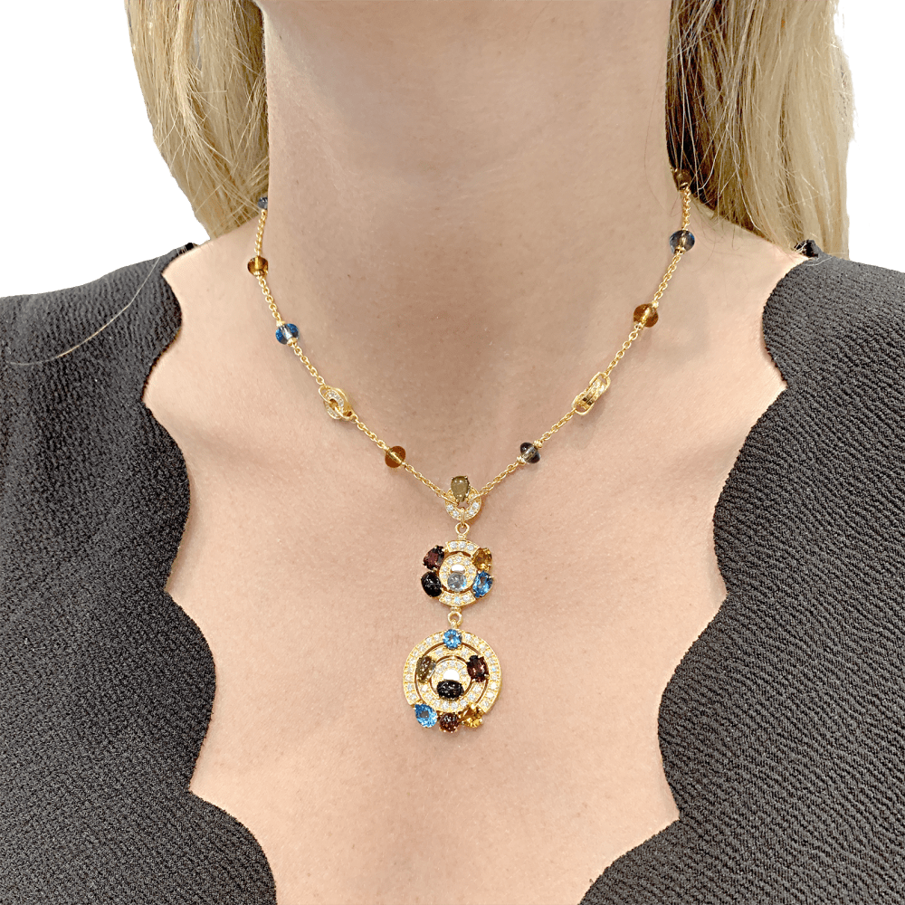 Collier BULGARI "Astrale", or jaune, diamants et pierres de couleur.