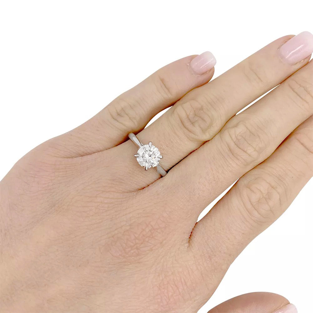 Bague solitaire en or blanc, diamant 1,36 carat.