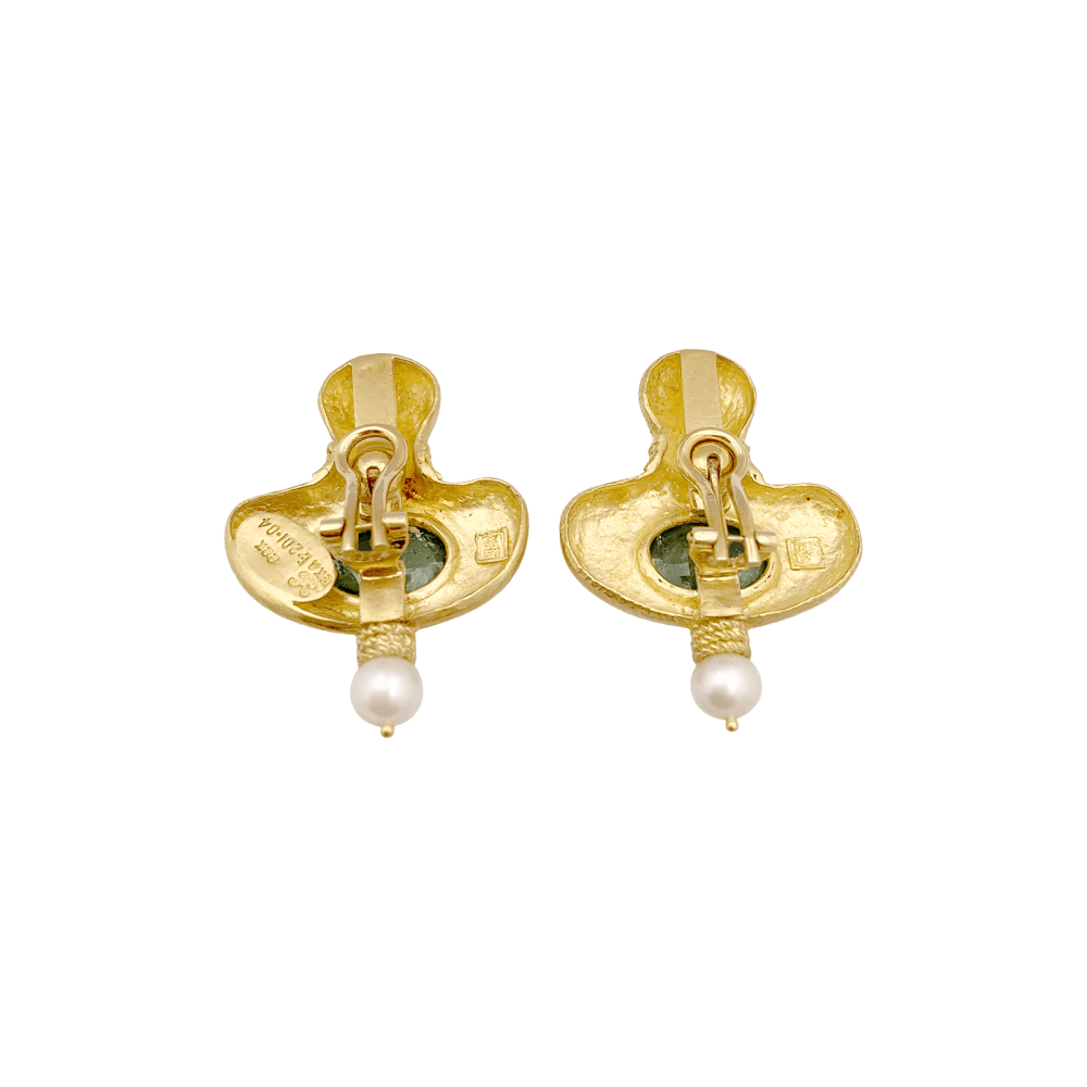 Boucles d'oreilles en or jaune 22kt martelé, tourmalines vertes et perles.
