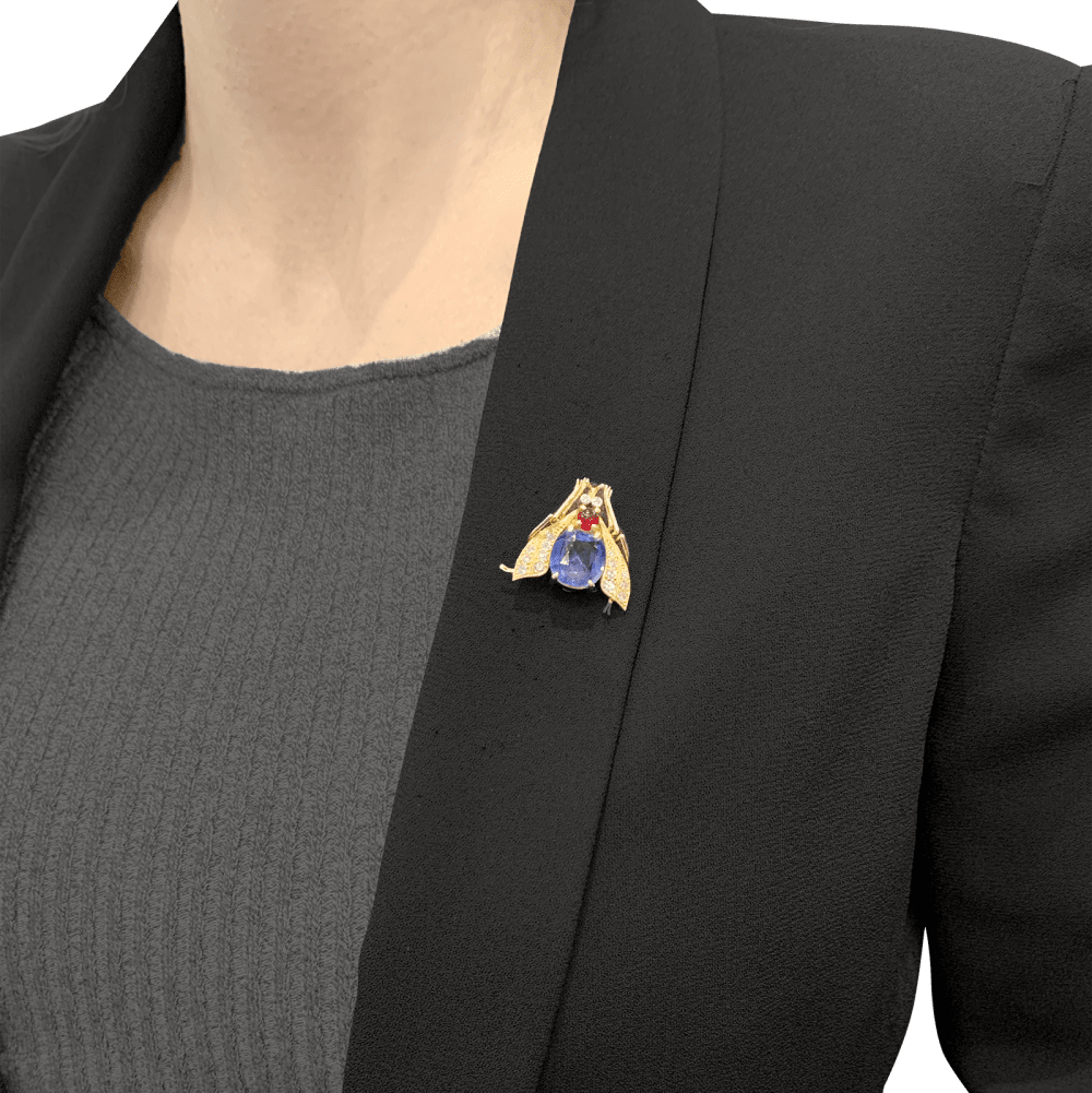 Broche Van Cleef & Arpels, « Abeille », platine, or jaune, saphir, rubis et diamants.
