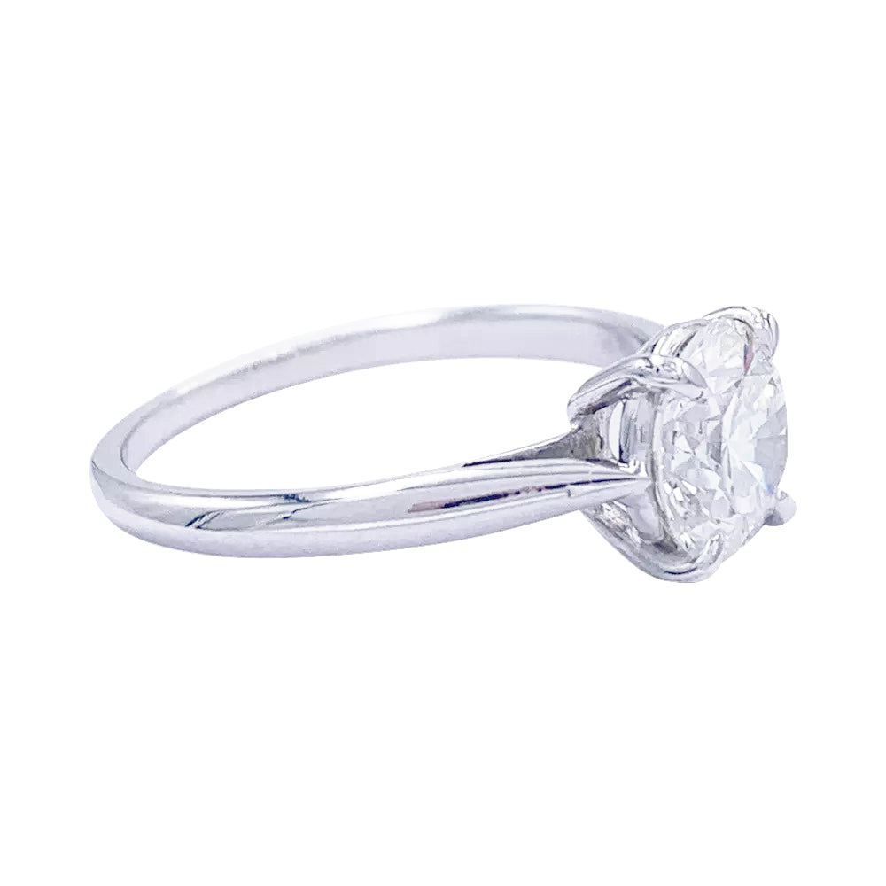 Bague solitaire en or blanc, diamant 1,36 carat.