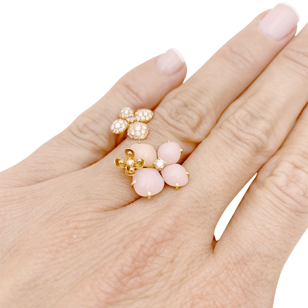 Bague Chaumet, « Hortensia Aube rosée », or rose, diamants, saphir rose et opales roses.