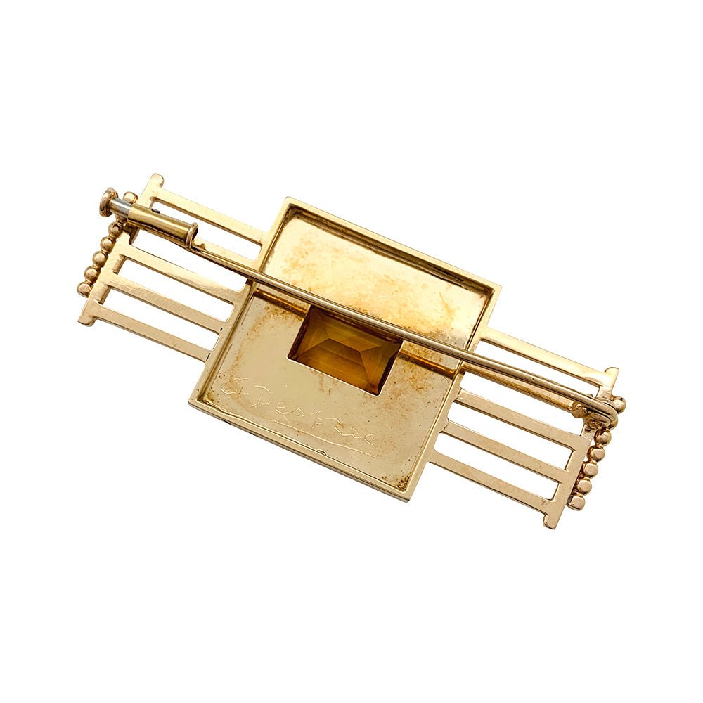 Une broche géométrique signée Jean Desprès en or jaune 750/000 martelé et lisse, centrée d’une citrine rectangulaire. Poids brut: 17,2 grammes. - Maison Eloe