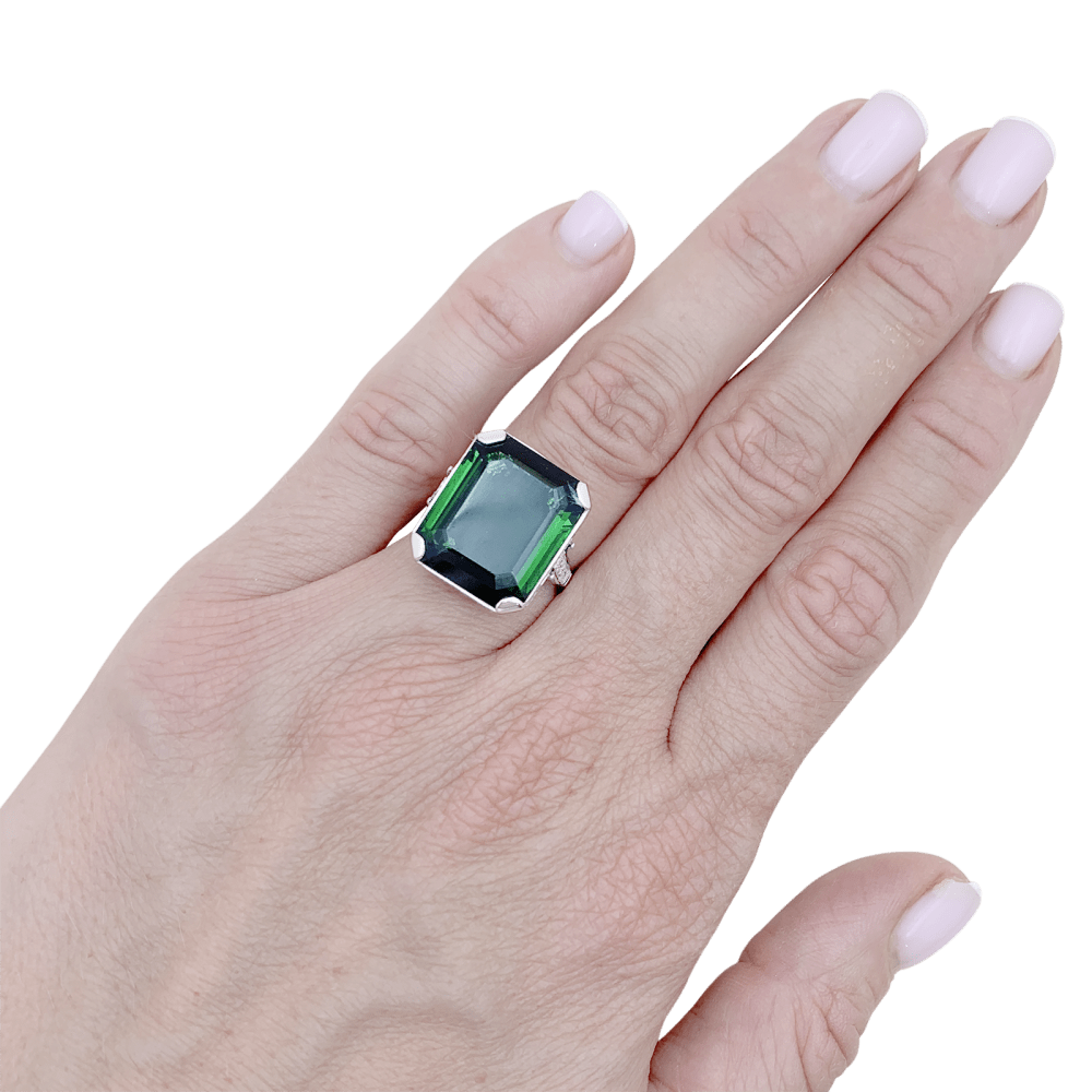 Bague or blanc et platine sertie d'une tourmaline et de diamants.