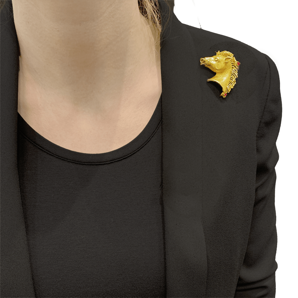 Broche "protomée de cheval", or jaune, diamants, rubis, saphir et émeraude.
