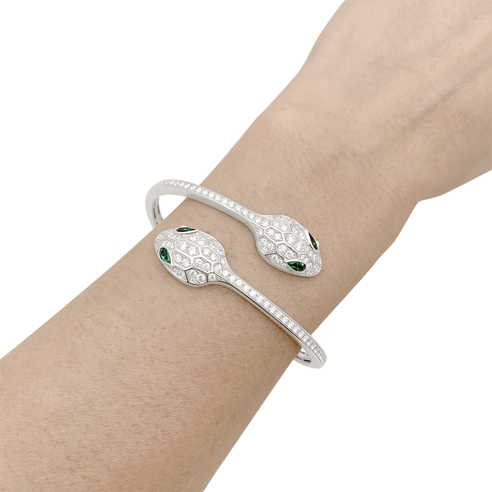 Bracelet Bulgari "Serpenti Seduttori" or blanc, diamants, émeraudes. - Maison Eloe