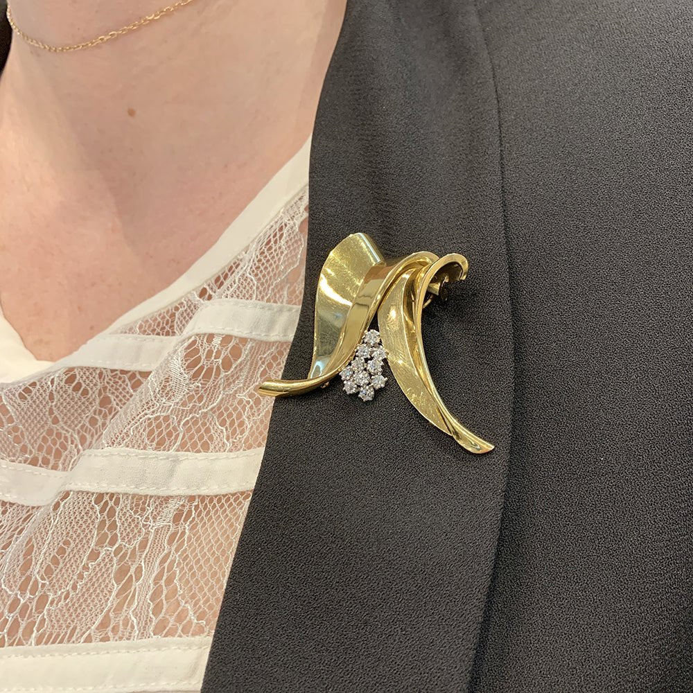 Broche Fontana en or jaune 750/000 et platine 950/000 sertie de 10 diamants taille ancienne. Poids brut : 11,4 grammes. - Maison Eloe