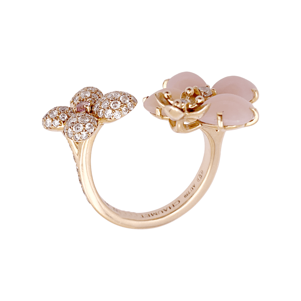 Bague Chaumet, « Hortensia Aube rosée », or rose, diamants, saphir rose et opales roses.