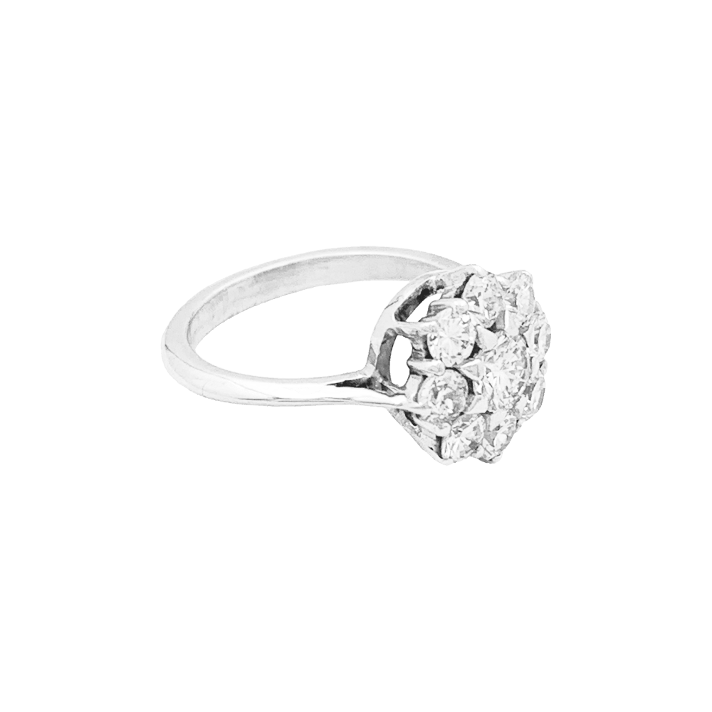 Bague fleur en or blanc et platine sertie de diamants.