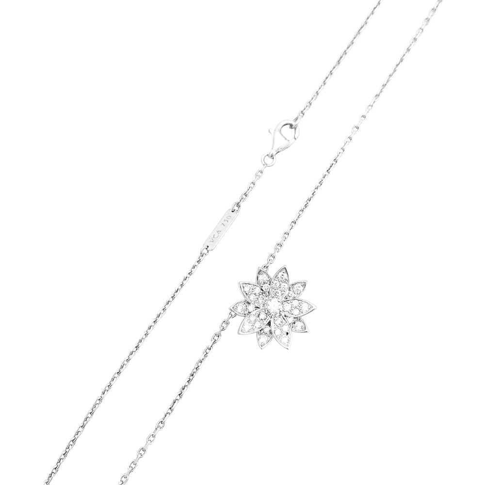 Pendentif Van Cleef & Arpels, "Lotus", or blanc et diamants.