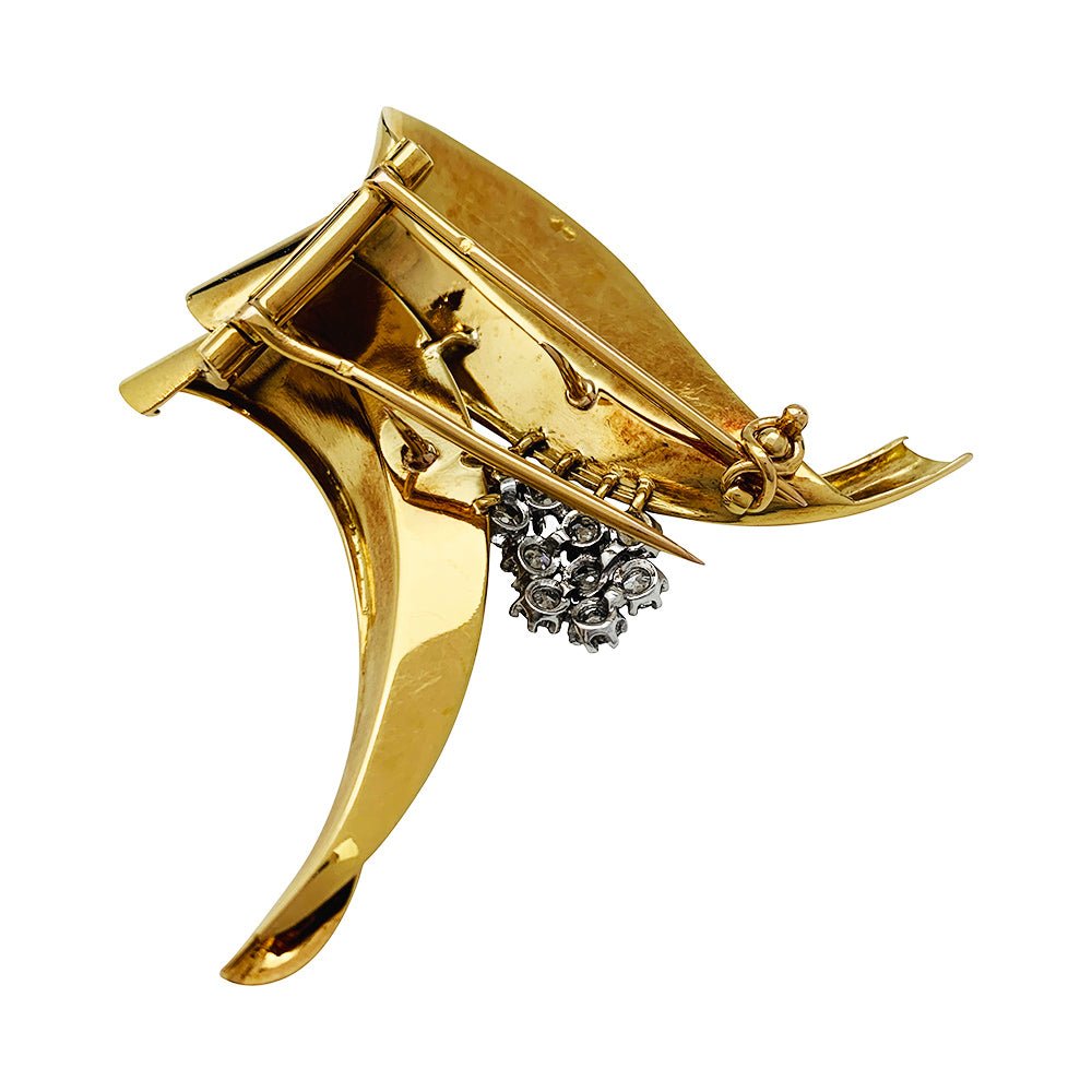 Broche Fontana en or jaune 750/000 et platine 950/000 sertie de 10 diamants taille ancienne. Poids brut : 11,4 grammes. - Maison Eloe
