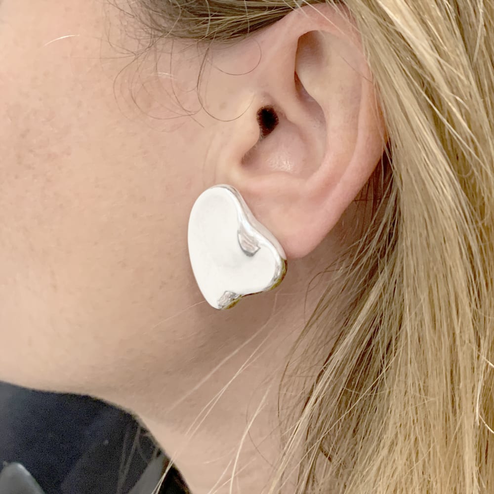 Boucles d'oreilles TIFFANY & CO x Elsa Peretti, «Cœur Bean » en argent.