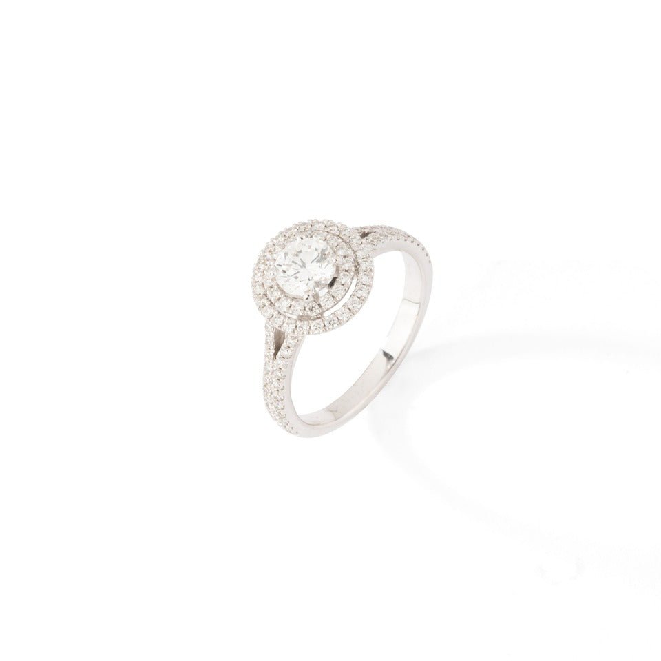 Bague solitaire en or blanc et ornée de diamants taille brillant. - Maison Eloe