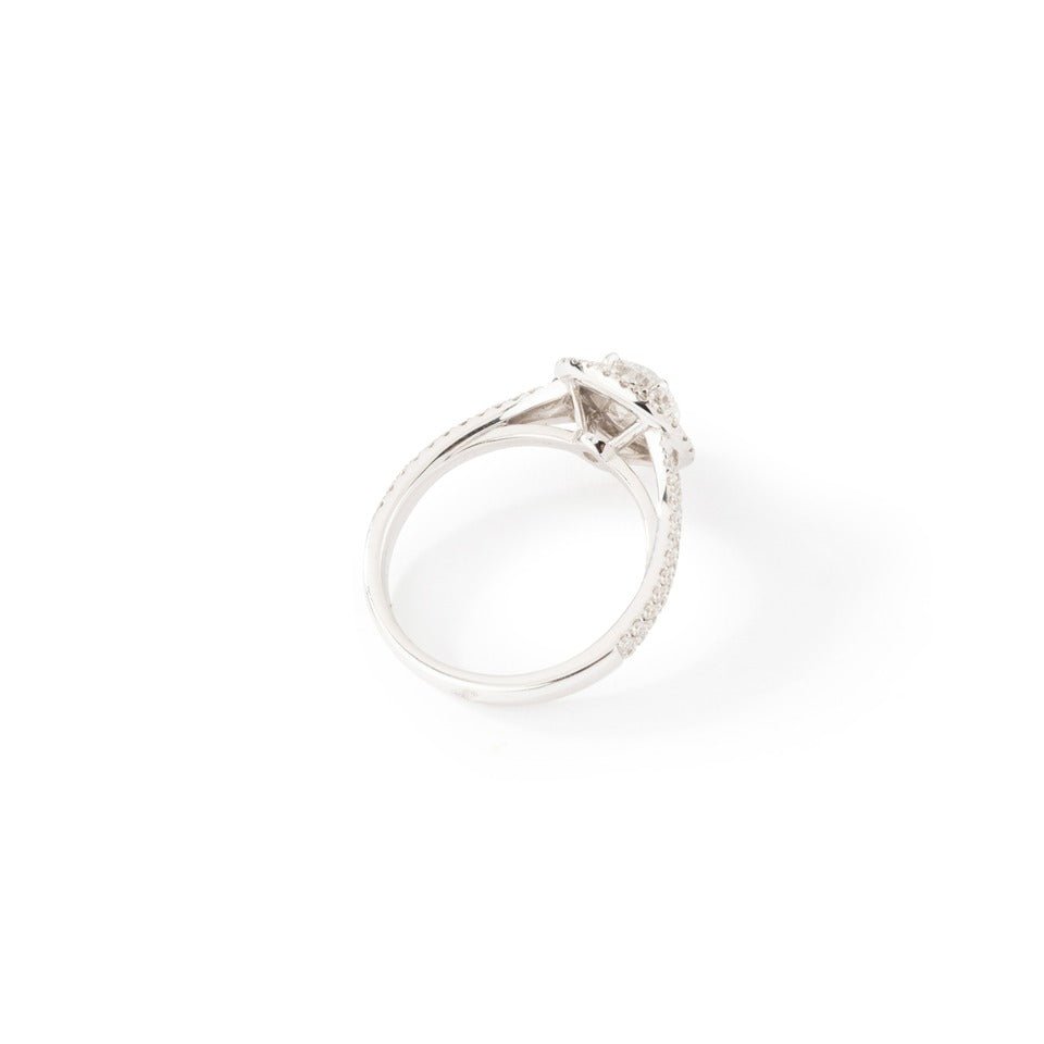 Bague solitaire en or blanc et ornée de diamants taille brillant. - Maison Eloe